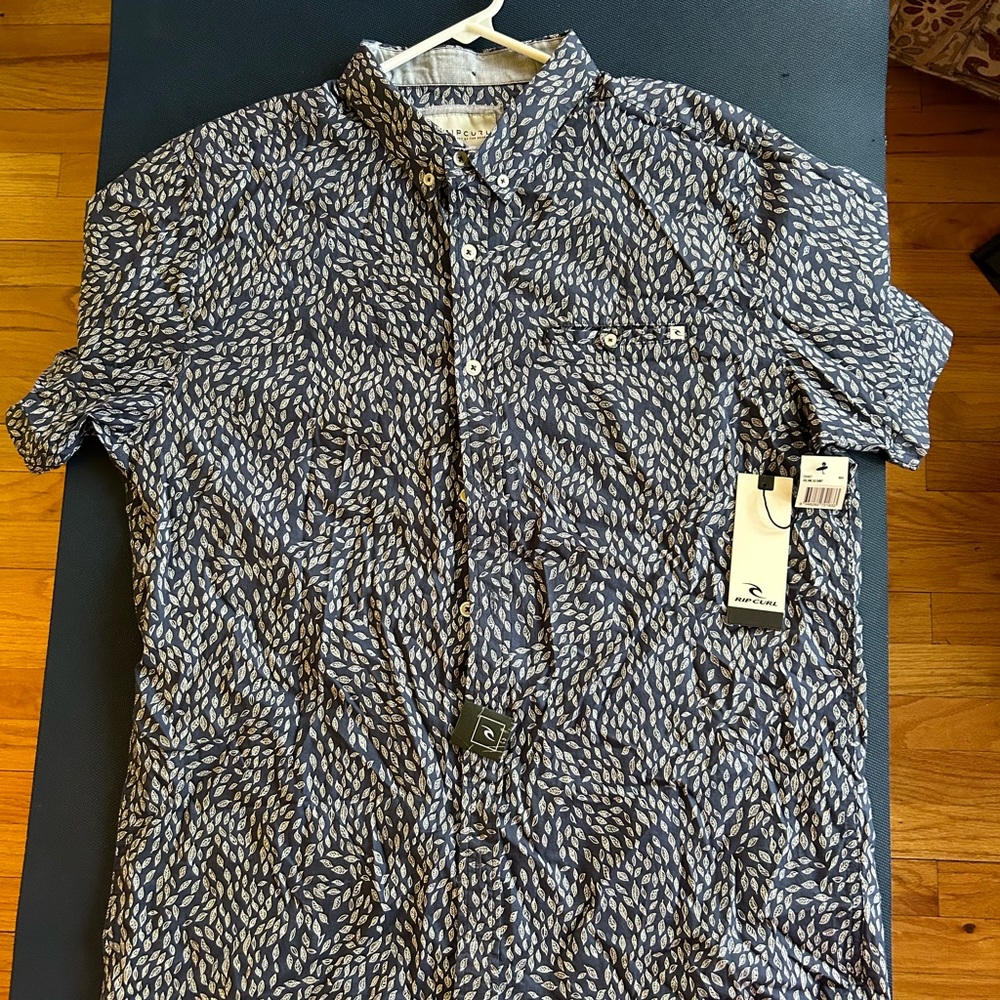 Rip curl beach lounge shirt size L tags on blue with white leaves fits nicely